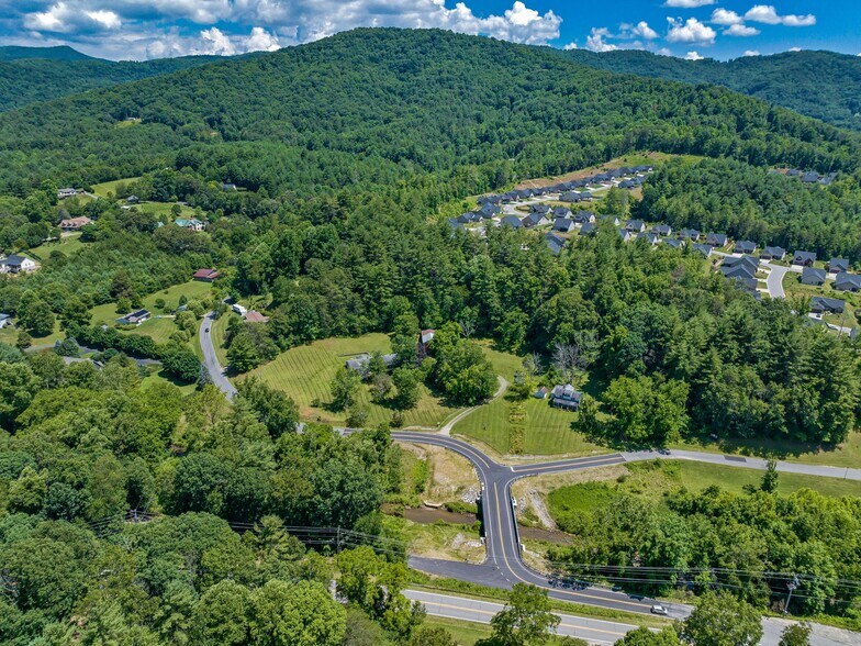 21 Parker Cove Rd, Weaverville, NC à vendre - Photo de l’immeuble – Image 3 sur 49