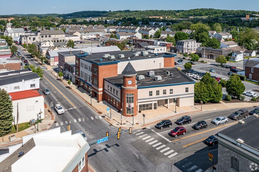 100 E Lancaster Ave, Downingtown, PA à louer - Photo de l’immeuble – Image 1 sur 1