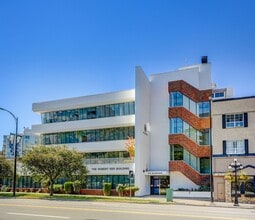 810 Blanshard St, Victoria, BC à louer Photo de l’immeuble– Image 2 sur 11