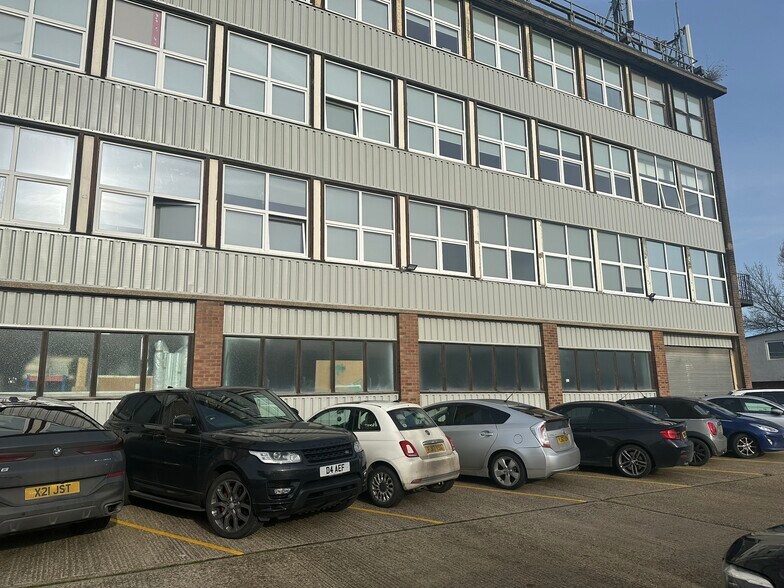 Coldharbour Ln, Rainham à louer - Photo de l’immeuble – Image 2 sur 3