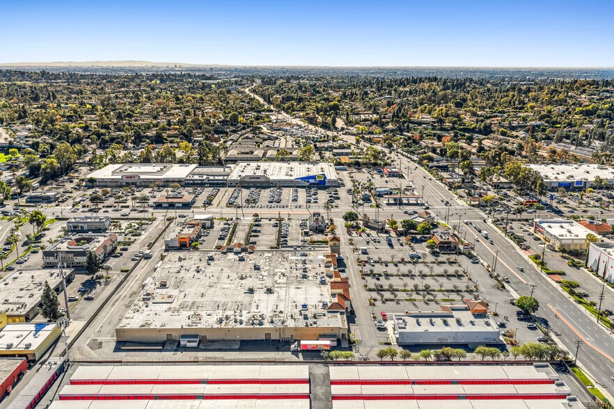 Imperial Plaza - Fullerton portefeuille de 3 biens à vendre sur LoopNet.fr - Photo de l’immeuble – Image 3 sur 8