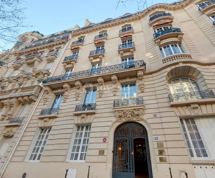 Immeuble residentiel dans Paris à vendre - Photo de l’immeuble – Image 1 sur 11