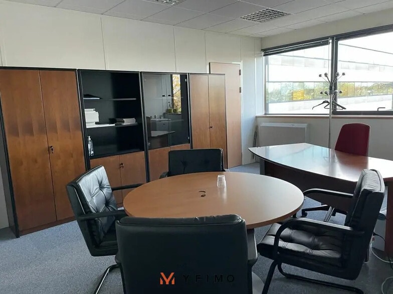 Bureau dans Aubergenville à louer - Photo de l’immeuble – Image 3 sur 5