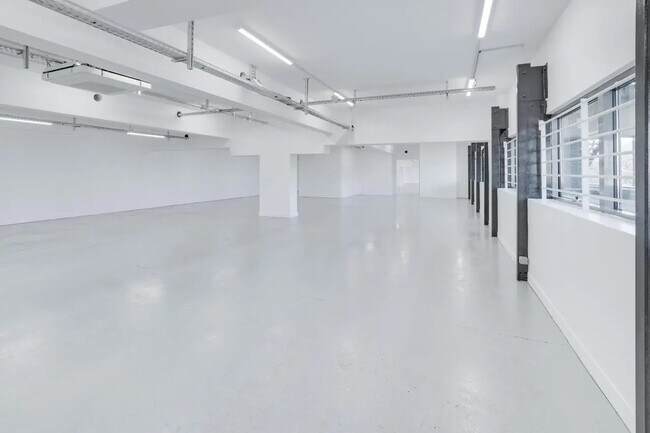 Plus de détails pour Local d’activités à vendre