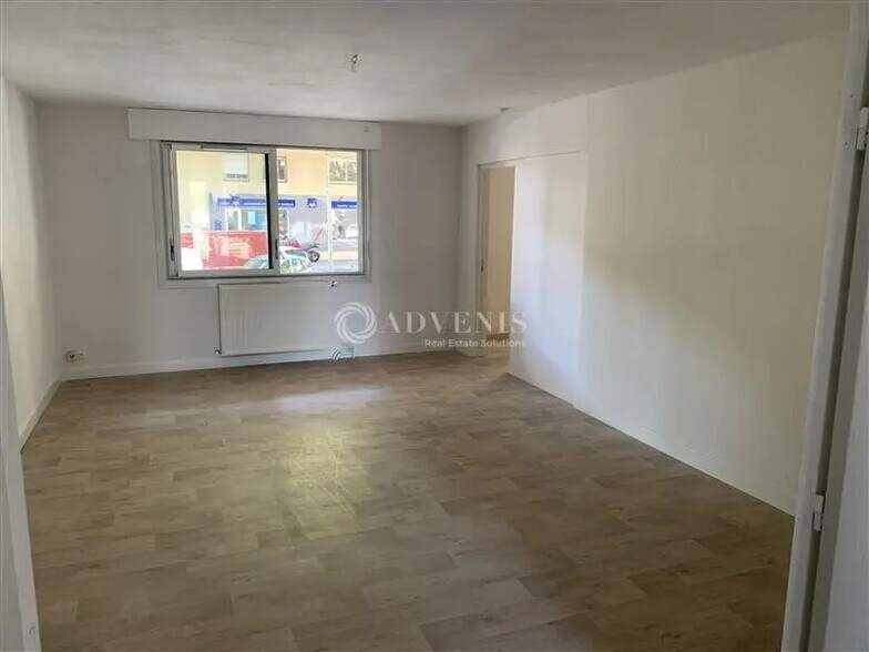 Bureau dans à louer - Photo de l’immeuble – Image 1 sur 12