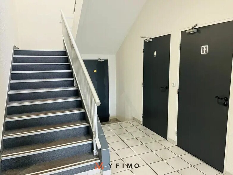 Bureau dans Bièvres à vendre - Hall d’entrée – Image 3 sur 4