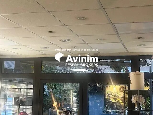 Local commercial dans Divonne-les-Bains à vendre Photo intérieure– Image 1 sur 2