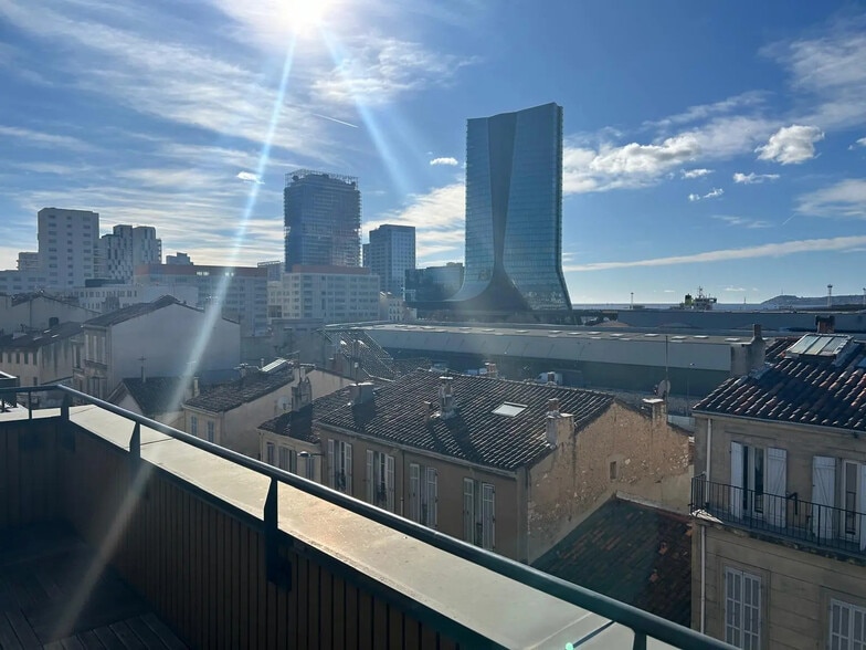 10 Place Bougainville, Marseille à louer - Photo de l’immeuble – Image 2 sur 8