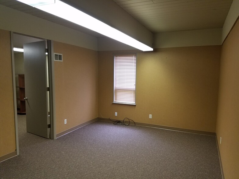 2310 E Oakland Ave, Bloomington, IL à louer - Photo intérieure – Image 3 sur 20