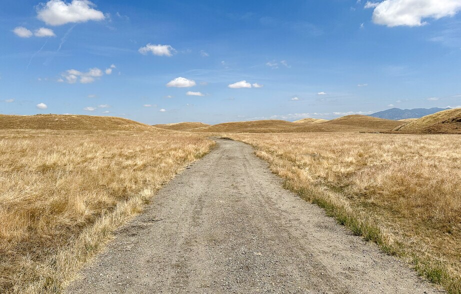 Famoso-Woody Rd, Mc Farland, CA à vendre - Photo de l’immeuble – Image 1 sur 1