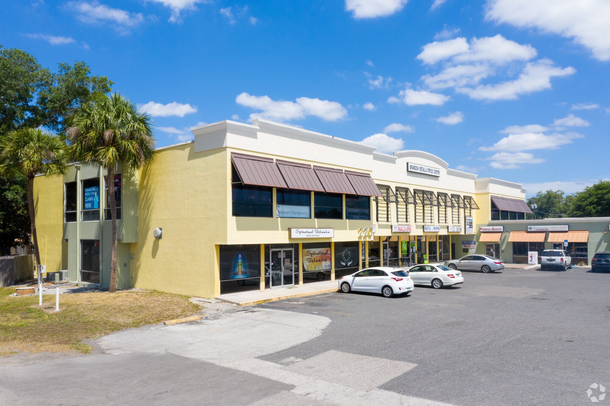 210-220 W Brandon Blvd, Brandon, FL à louer Photo principale– Image 1 sur 6