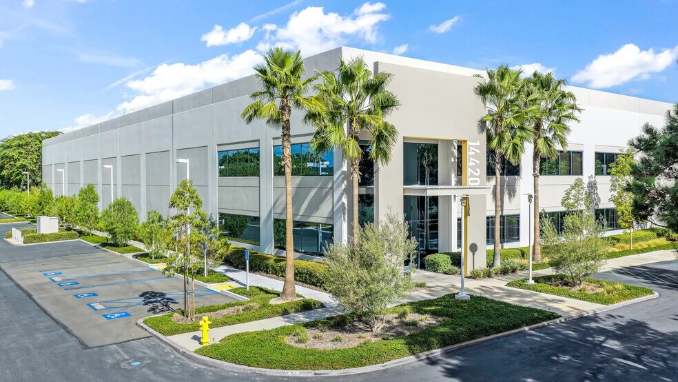 14440 Myford Rd, Irvine, CA à louer - Photo principale – Image 1 sur 7