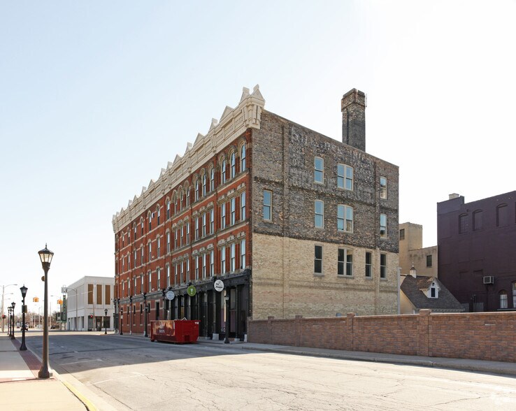 311-321 Center Ave, Bay City, MI à vendre - Photo de l’immeuble – Image 2 sur 21