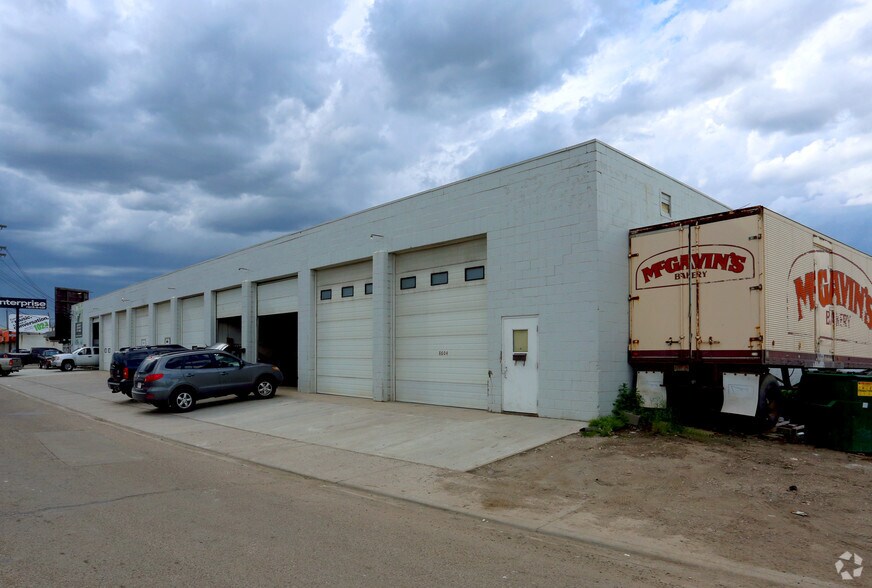 8604 Yellowhead Trl NW, Edmonton, AB à louer - Photo de l’immeuble – Image 2 sur 5