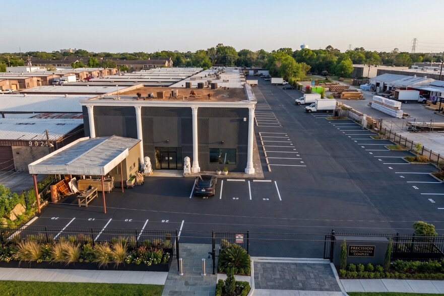 9931 Harwin Dr, Houston, TX à louer - Photo de l’immeuble – Image 3 sur 8