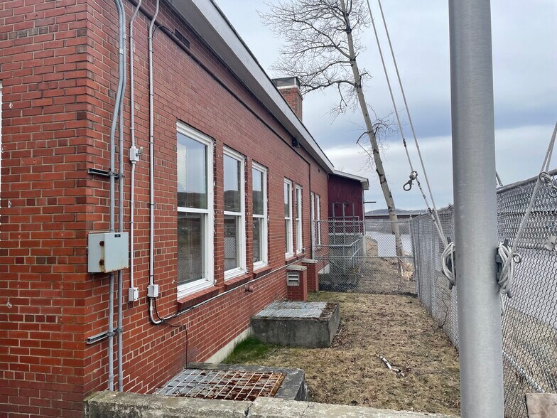 63 Bridge Ave, Madawaska, ME à vendre - Photo de l’immeuble – Image 3 sur 5