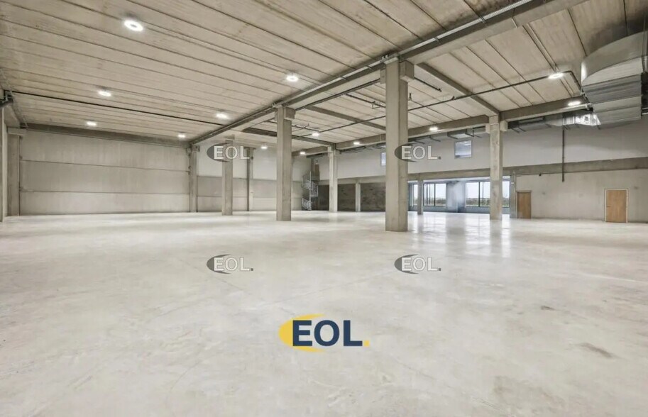 Local d’activités dans Tremblay-en-France à louer - Photo de l’immeuble – Image 3 sur 30