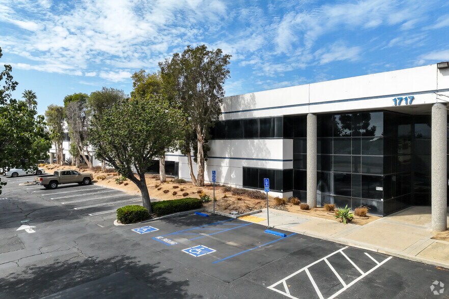 1717 W Collins Ave, Orange, CA à louer - Photo de l’immeuble – Image 2 sur 6
