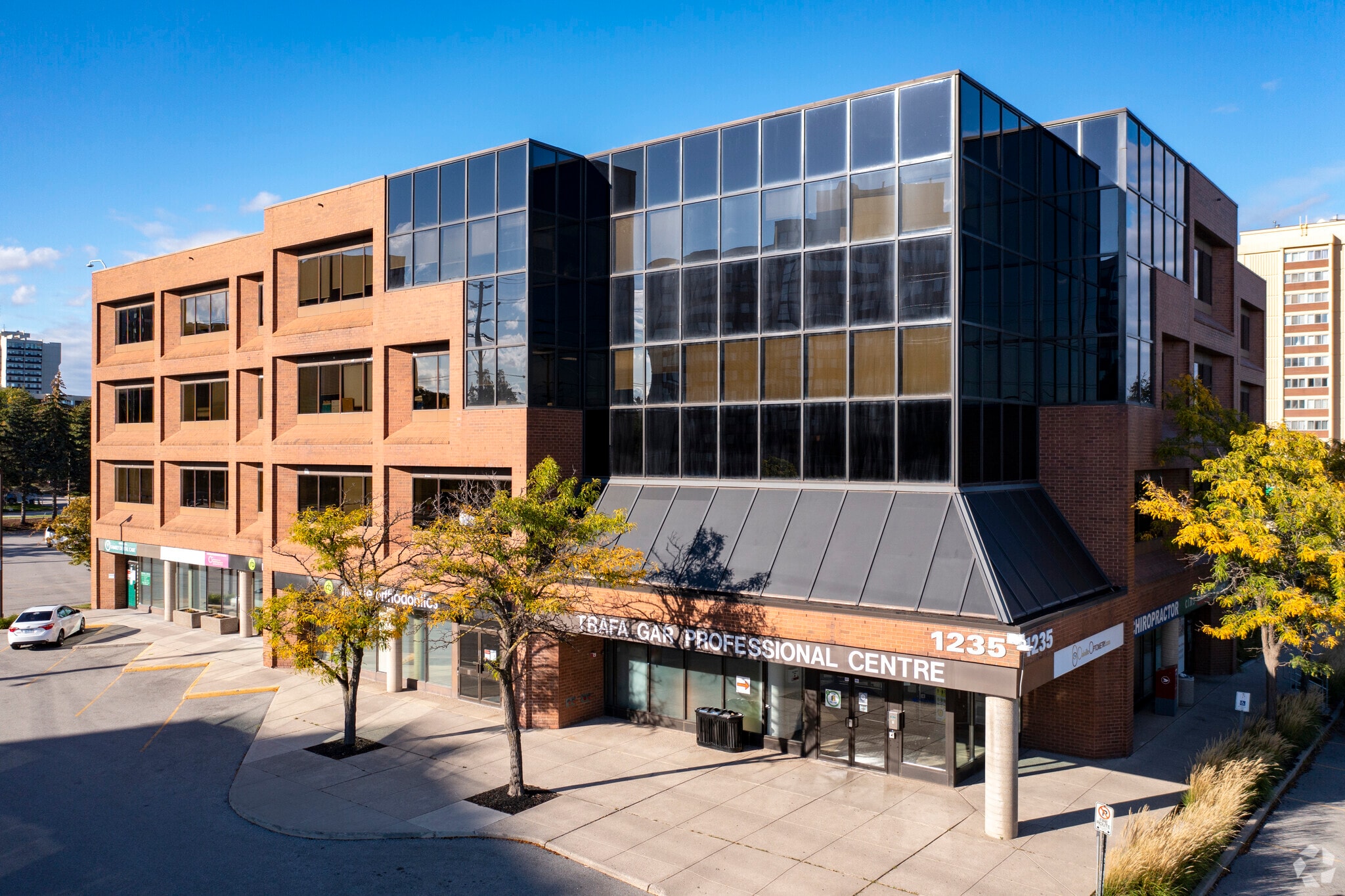 1235 Trafalgar Rd, Oakville, ON à louer Photo principale– Image 1 sur 5