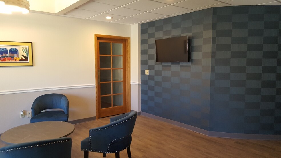 60 Avon Meadow Ln, Avon, CT à louer - Hall d’entrée – Image 2 sur 9