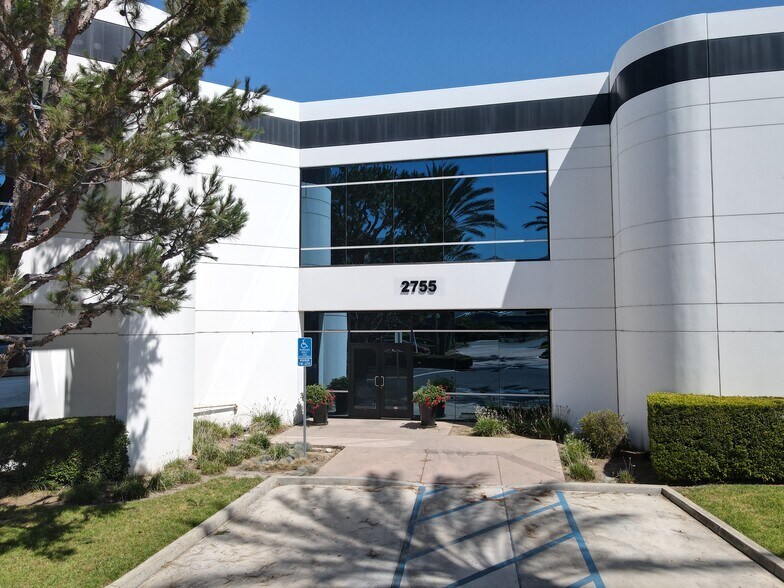 2755 Wardlow Rd, Corona, CA à louer - Photo de l’immeuble – Image 2 sur 4