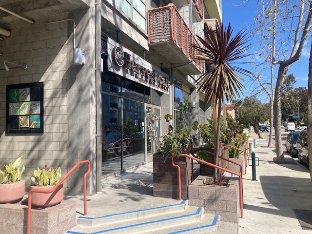 175 S Ventura Ave, Ventura, CA à louer - Photo de l’immeuble – Image 1 sur 20