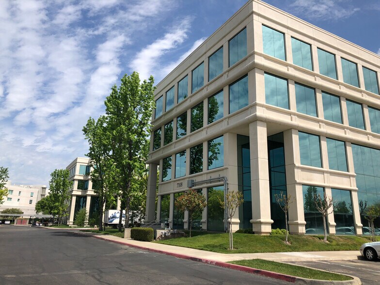 7108 N Fresno St, Fresno, CA à louer - Photo de l’immeuble – Image 2 sur 2