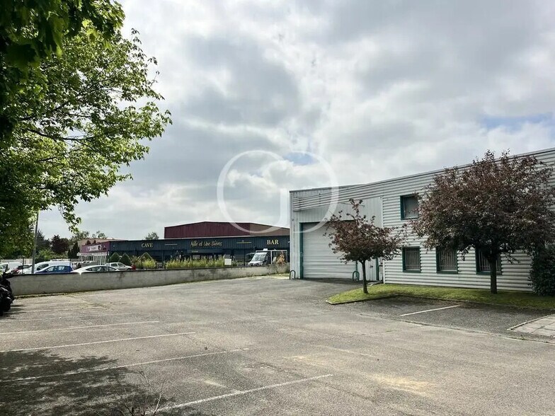 Local d’activités dans Toussieu à louer - Photo de l’immeuble – Image 1 sur 7