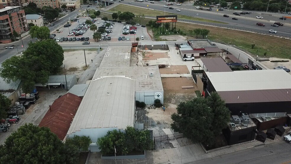 1116-1124 E Houston St, San Antonio, TX à louer - Vidéo sur l’annonce professionnelle – Image 2 sur 8