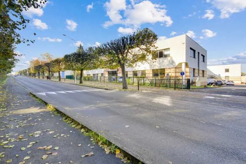 Local d’activités dans Champs-sur-Marne à louer - Photo de l’immeuble – Image 1 sur 4