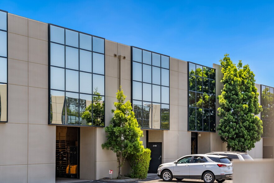2530 E Corporate Pl, Monterey Park, CA à louer - Photo de l’immeuble – Image 2 sur 8