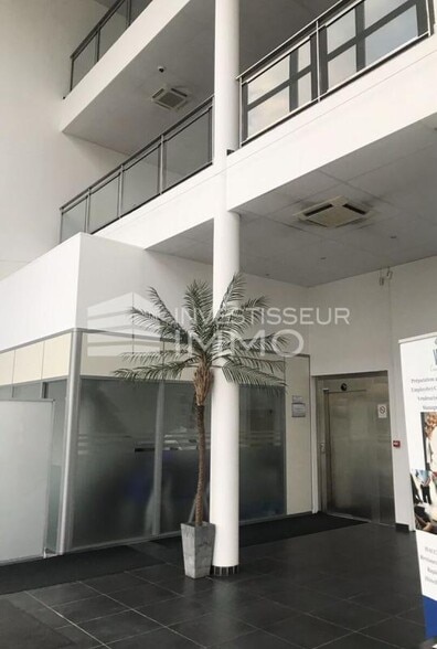 Bureau dans Chelles à louer - Hall d’entrée – Image 2 sur 4