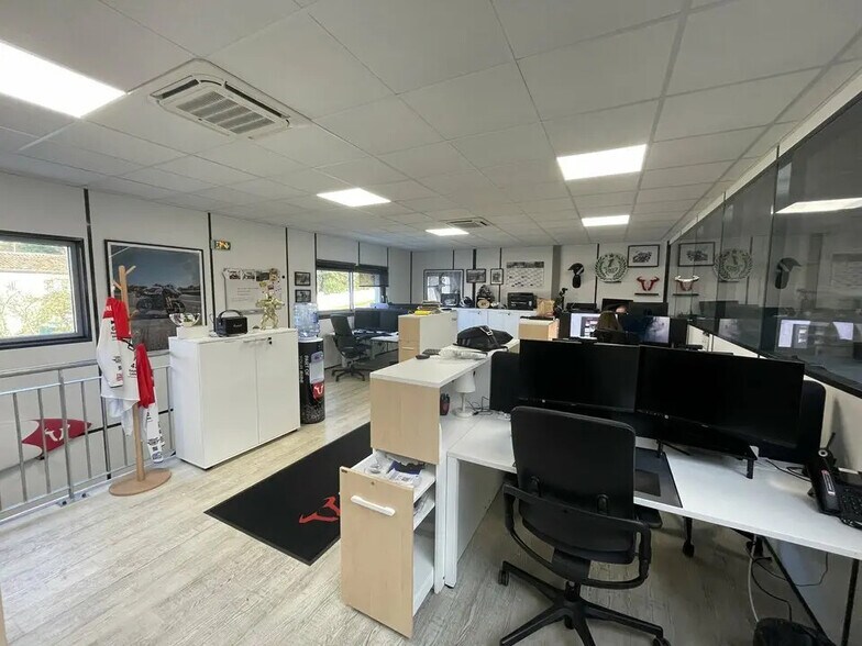 Local d’activités dans Yvrac à louer - Photo de l’immeuble – Image 2 sur 8