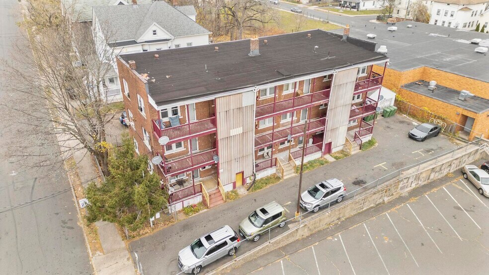 75 Clark St, New Britain, CT à vendre - Photo de l’immeuble – Image 2 sur 23