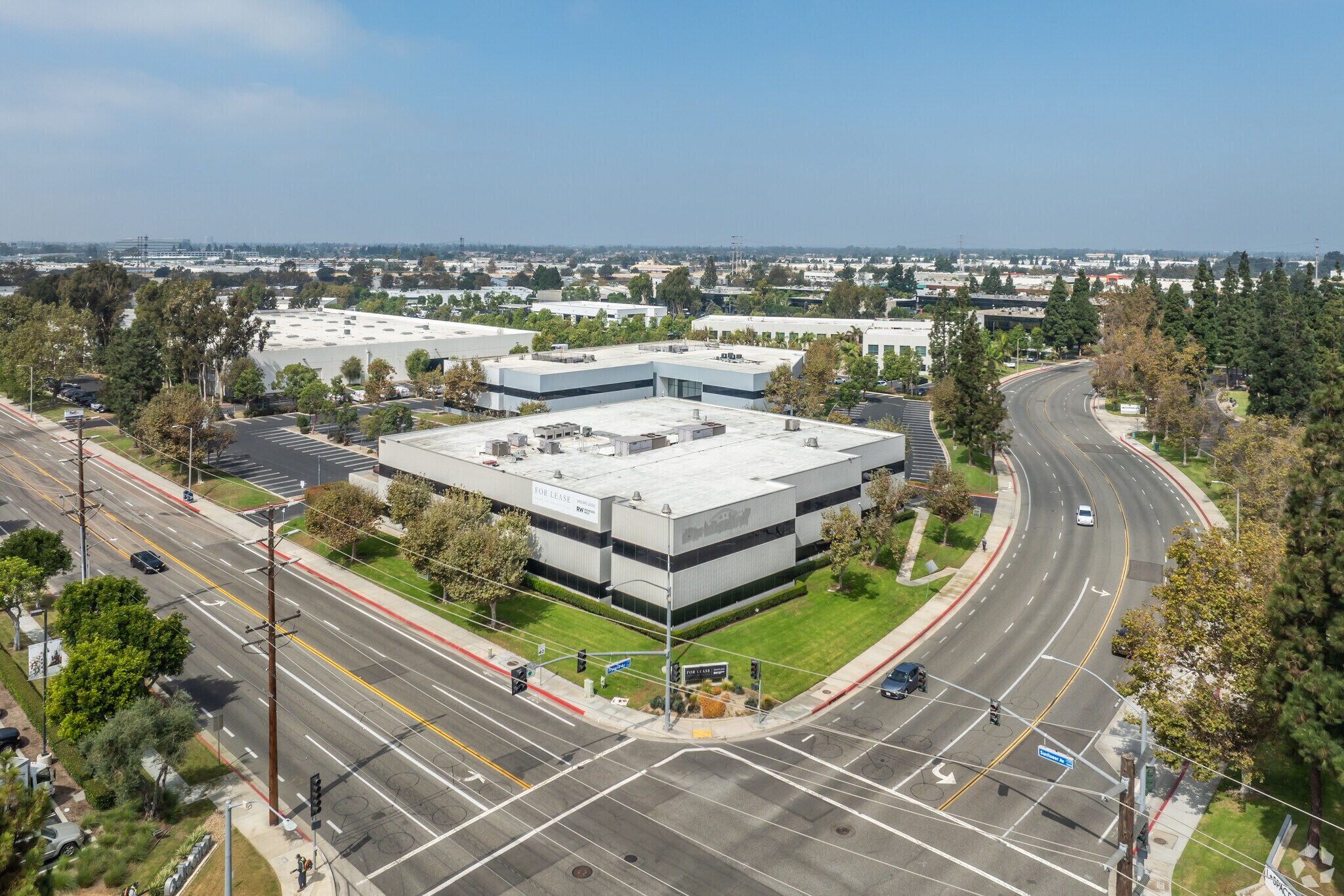 1600 Sunflower Ave, Costa Mesa, CA à louer Photo principale– Image 1 sur 18