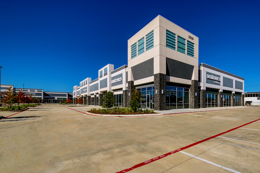 1311-1319 W Sam Houston Pky N, Houston, TX à louer - Photo de l’immeuble – Image 1 sur 1