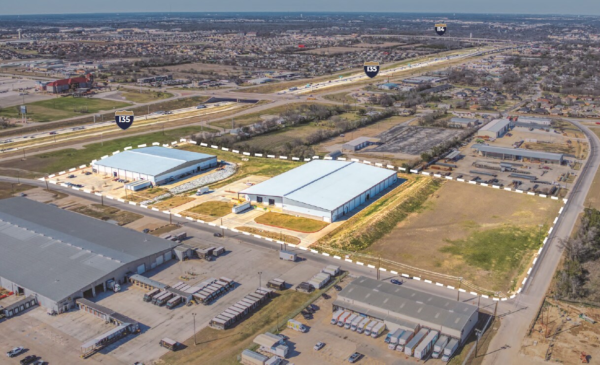 218 E Grove Rd - 123,750 SF Available portefeuille de 2 biens à vendre sur LoopNet.fr Photo de l’immeuble– Image 1 sur 7