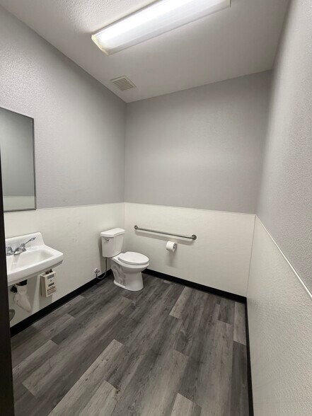 600-626 Commerce Ct, Manteca, CA à louer - Photo de l’immeuble – Image 2 sur 11