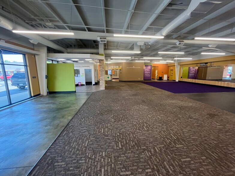 5560 IN-62, Jeffersonville, IN à louer - Photo de l’immeuble – Image 3 sur 6