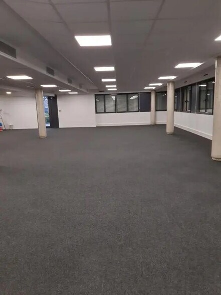 Bureau dans Champs-sur-Marne à vendre - Photo de l’immeuble – Image 3 sur 11