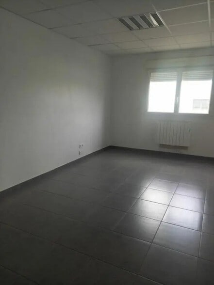 Local d’activités dans Bourguébus à louer - Photo de l’immeuble – Image 3 sur 4