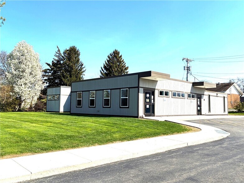 1055 Denise Rd, Greece, NY à vendre - Photo de l’immeuble – Image 1 sur 25