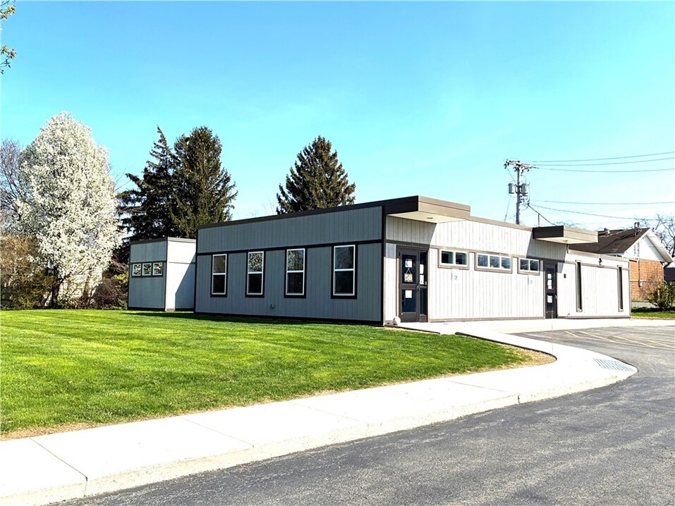 1055 Denise Rd, Greece, NY à vendre Photo de l’immeuble– Image 1 sur 26