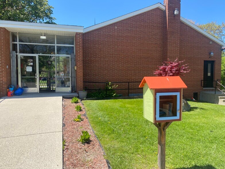 12065 W Outer Dr, Detroit, MI à louer - Photo de l’immeuble – Image 3 sur 6