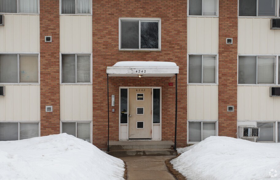 4242 3rd St NE, Columbia Heights, MN à vendre - Photo de l’immeuble – Image 2 sur 3