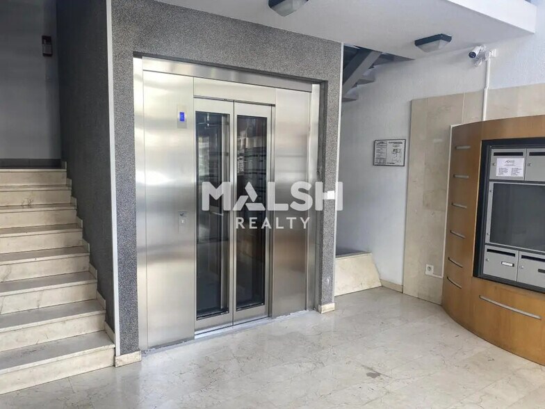 Bureau dans Bron à vendre - Hall d’entrée – Image 2 sur 7