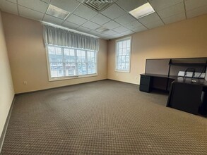 42 E Main St, Freehold, NJ à louer Photo de l’immeuble– Image 1 sur 8