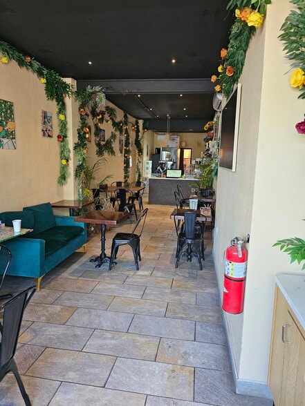 263 Meacham Ave, Elmont, NY à louer - Photo de l’immeuble – Image 3 sur 6