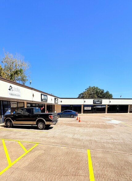 716 W Plantation Dr, Clute, TX à louer - Photo de l’immeuble – Image 1 sur 12