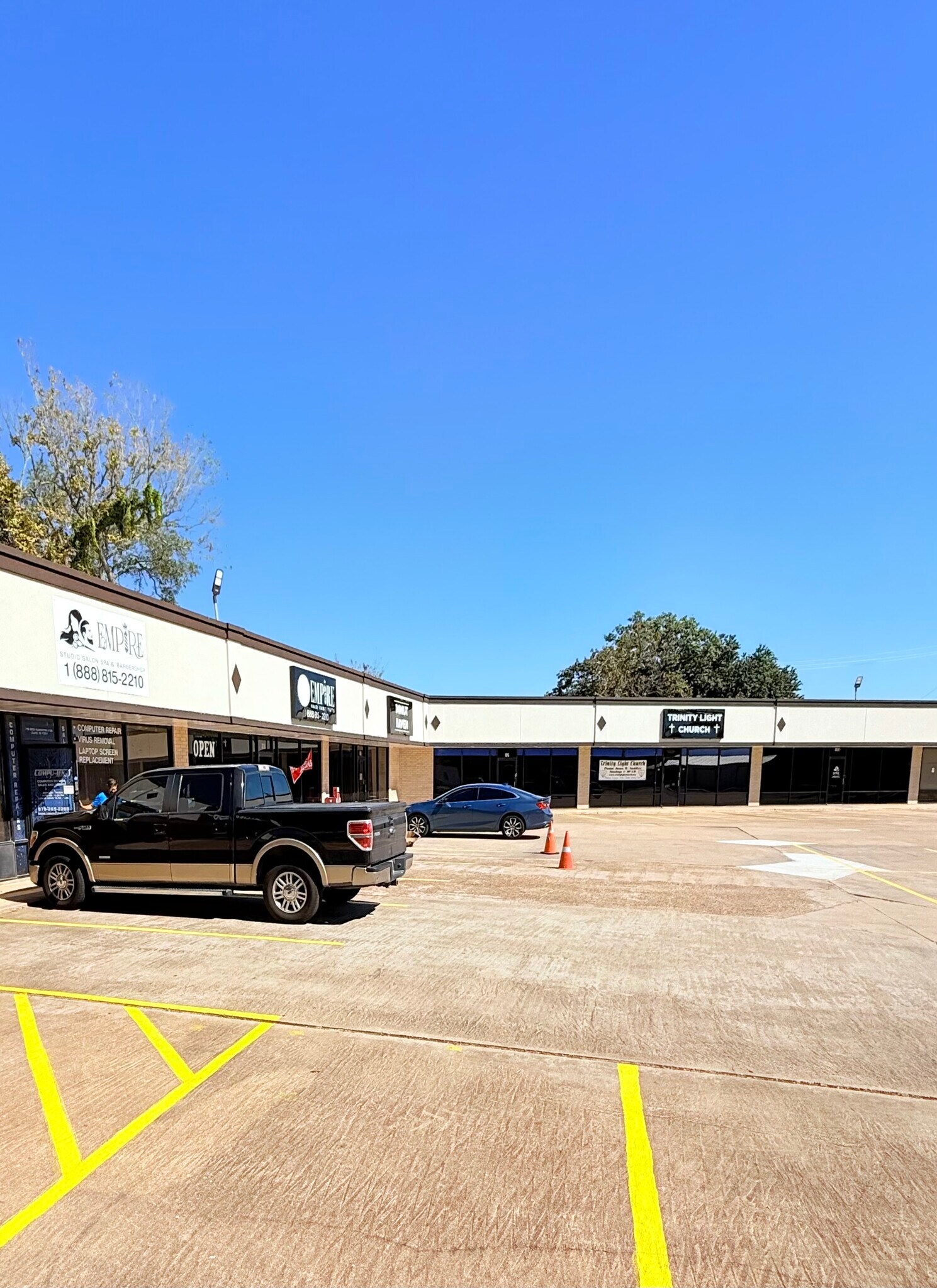 716 W Plantation Dr, Clute, TX à louer Photo de l’immeuble– Image 1 sur 13